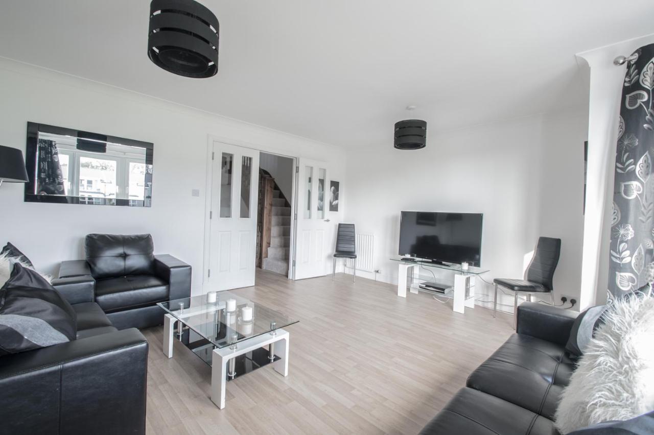 Woodlands Luxury 4 Bedroom Townhouse Cults Apartment
