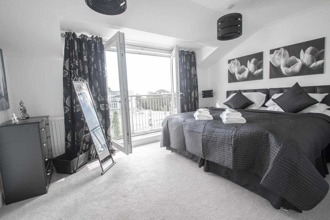 Woodlands Luxury 4 Bedroom Townhouse Cults Apartment